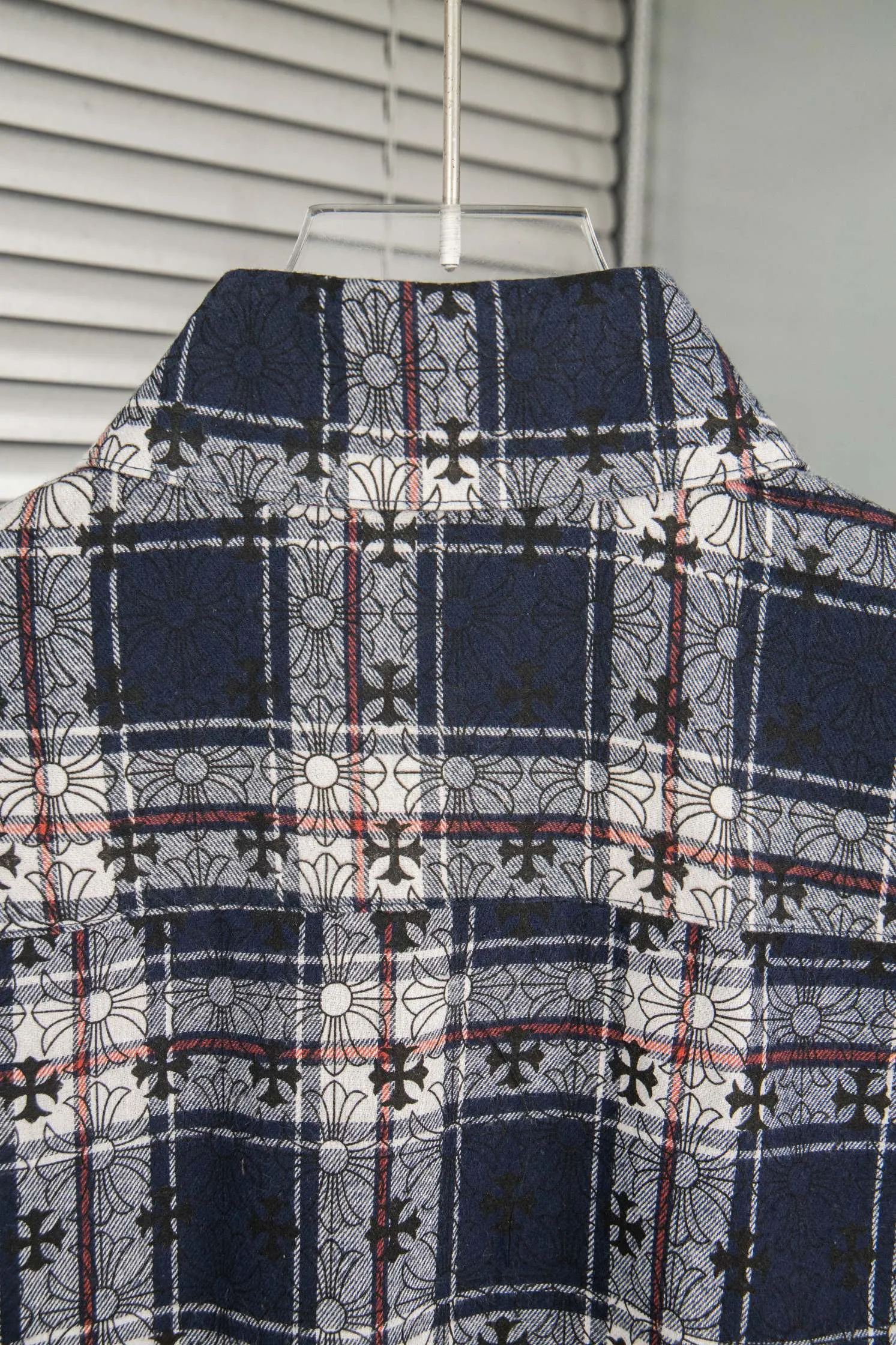 🅿️260 New: Style number: B131 Chrome Hearts classic cashew flower cross all-over printed jacquard long-sleeved casual shirt 1️⃣Customized original jacquard fabric, high-quality pure cotton jacquard plaid fabric, soft and comfortable to the touch, a very high-quality fabric! 2️⃣The details of the workmanship are perfectly controlled. The lining is made of vest hemming, and the cuffs are made of double cross leather labels. It is different from the ordinary version. The collar is also designed with interlining, which shows high-end fashion and personality. The style is fashionable, simple and elegant, and it is a very versatile jacket! 4⃣️Complete accessories, all customized with original versions! Same style for men and women Color: Cashew Purple Sizes: S, M, L, XL